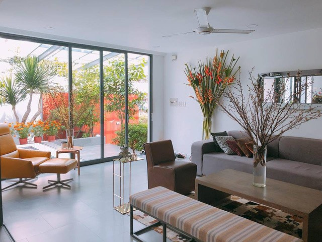 Không gian trong và ngoài nhà đều có rất nhiều hoa tươi.