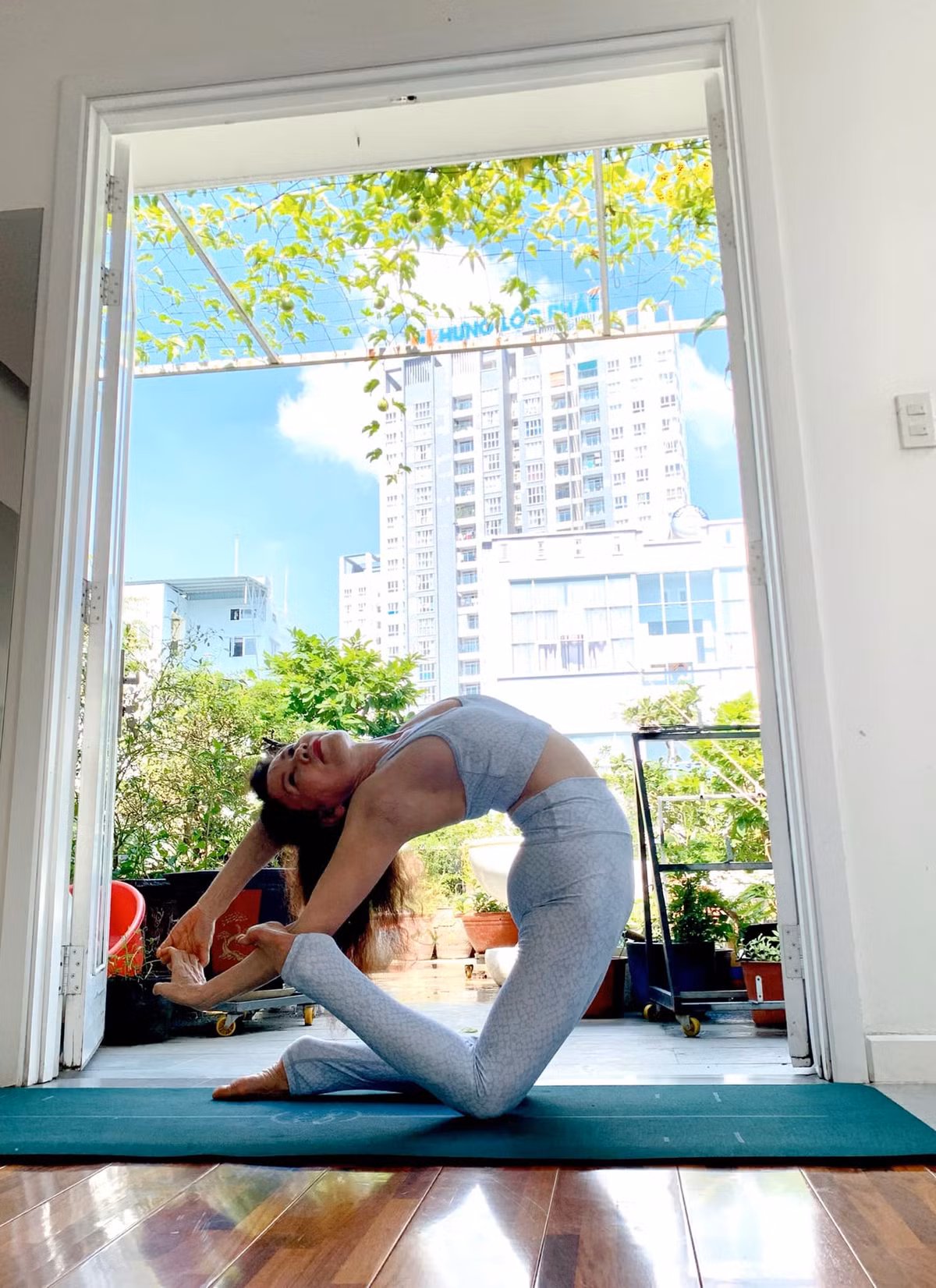 Cạnh khu vườn là không gian bà tập yoga mỗi ngày. Nguồn ảnh: FBNV.