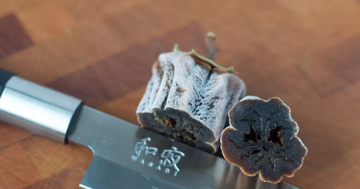 Người Nhật thường thưởng thức hồng treo gió cùng một tách trà nóng. Nguồn ảnh: Thespruceeats, Bizweb.