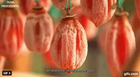 Khoảng 4 - 6 tuần, trái hồng sẽ khô héo và hình thành một lớp bột màu trắng trên bề mặt. Đây là đường tự nhiên hình thành bên ngoài, và cũng là một dấu hiệu cho thấy rằng Hoshigaki đã thành phẩm.