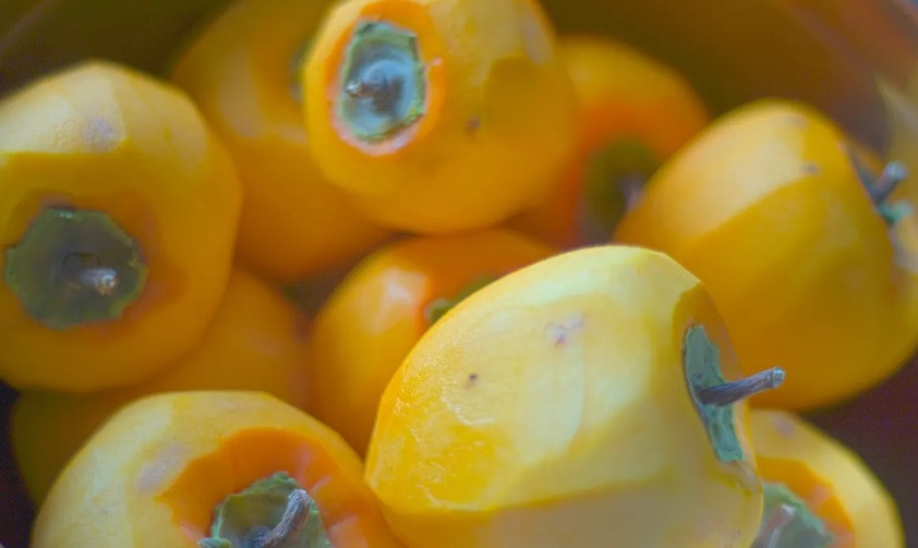 Kế đến, hồng được gọt sạch vỏ nhưng chừa lại phần cuống.