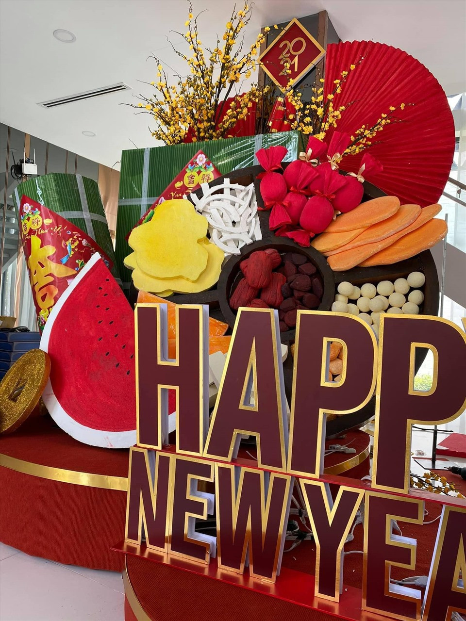 Chịu chơi nhất nhì trong số sao Việt phải kể đến Ngọc Trinh. Trong căn biệt thự tại quận 9 (TP HCM), người đẹp tự tay mua nhiều dụng cụ để dựng một hộp quà khổng lồ trong phòng khách giống như trung tâm thương mại.