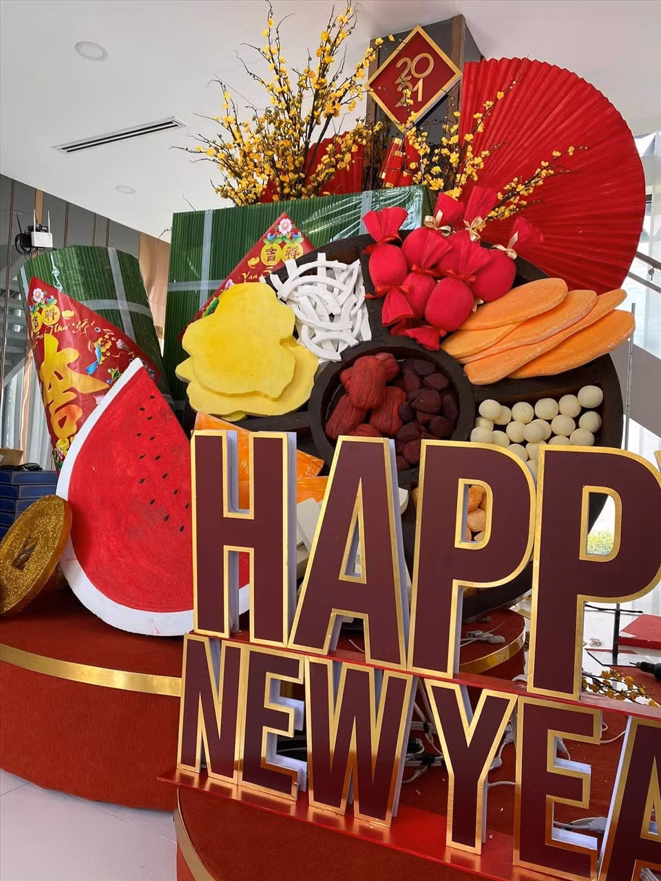 Chịu chơi nhất nhì trong số sao Việt phải kể đến Ngọc Trinh. Trong căn biệt thự tại quận 9 (TP HCM), người đẹp tự tay mua nhiều dụng cụ để dựng một hộp quà khổng lồ trong phòng khách giống như trung tâm thương mại.