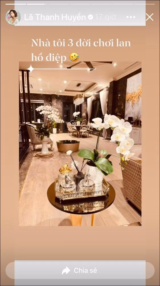 Lã Thanh Huyền trang trí bên trong phòng khách bằng lan Hồ Điệp sang chảnh.