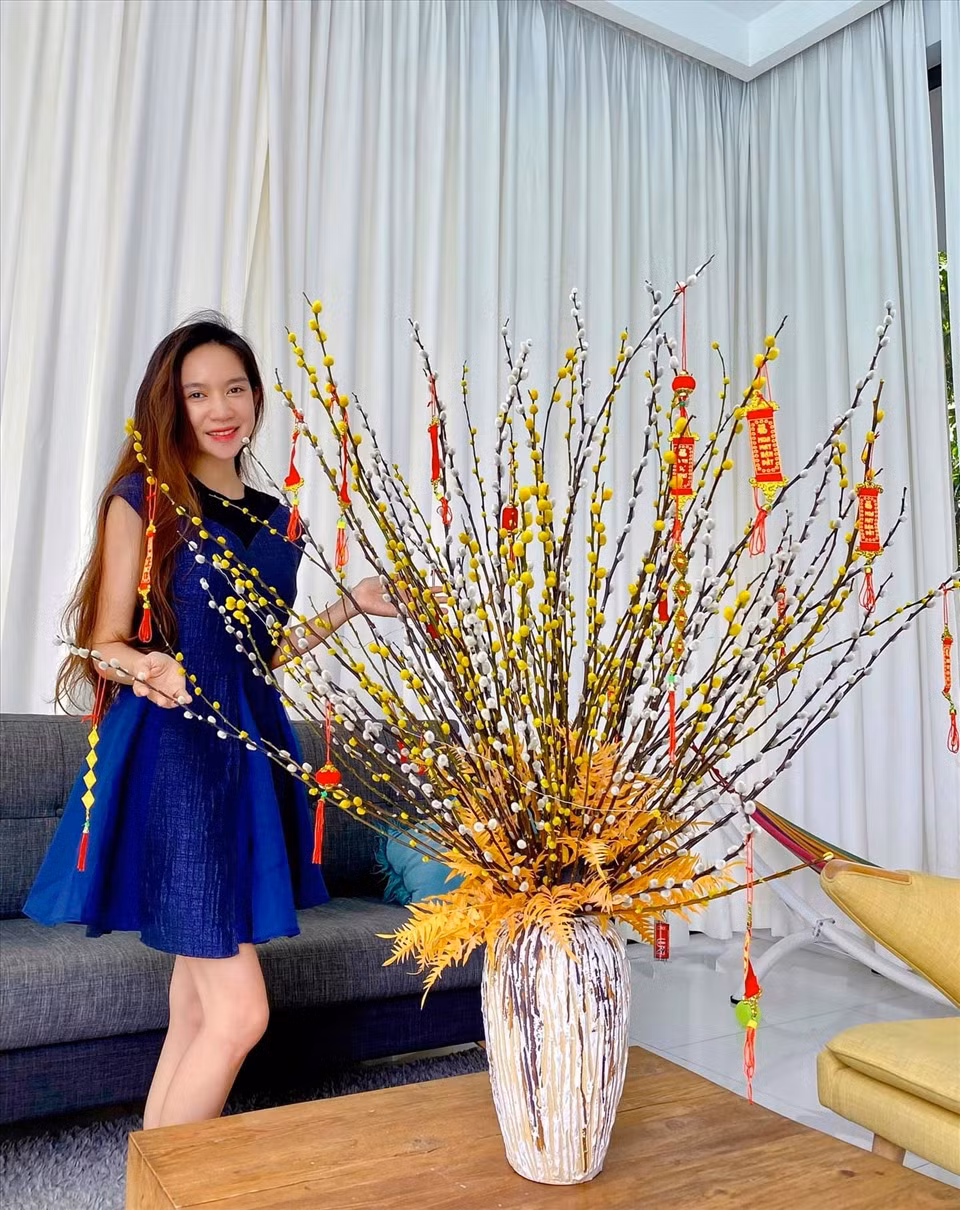  Lý Hải - Minh Hà tô điểm cho ngôi nhà bằng bình hoa to lộng lẫy. Nguồn ảnh: FBNV, Instagram