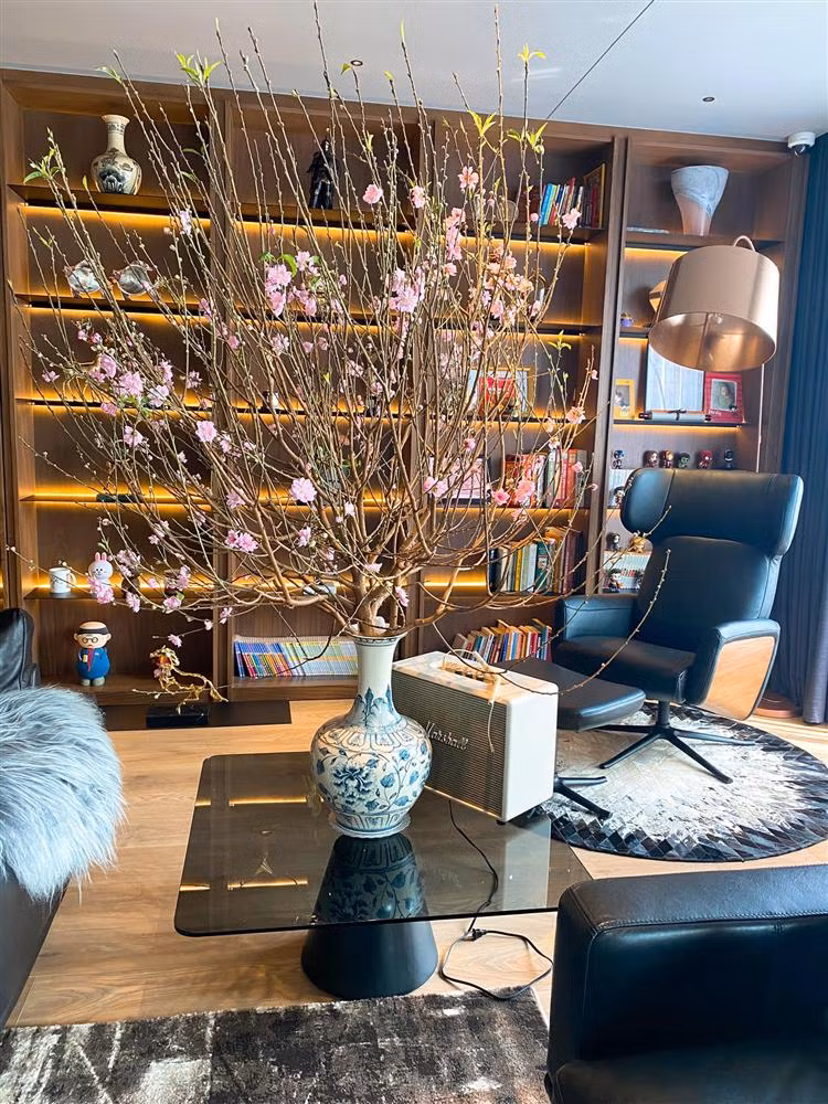 Không khí Tết ngập tràn trong nhà MC Thành Trung với sự góp mặt của cành đào lớn.