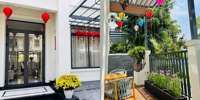 MC Vân Hugo lựa chọn hoa và đèn lồng để "thay áo mới" cho biệt thự chào đón Xuân Tân Sửu.