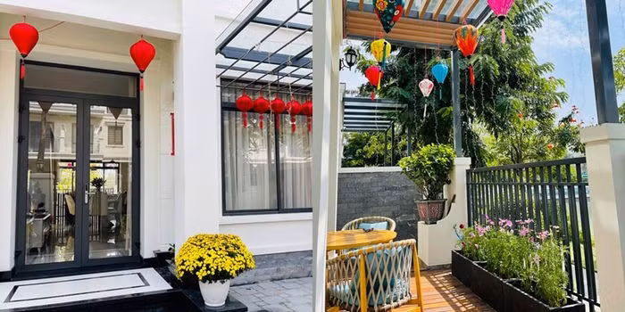 MC Vân Hugo lựa chọn hoa và đèn lồng để "thay áo mới" cho biệt thự chào đón Xuân Tân Sửu.