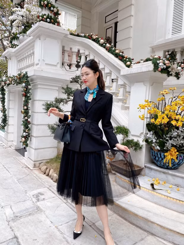 Trước thềm năm mới, Á hậu Thanh Tú trang trí một số chậu hoa lan cỡ lớn nở vàng rực trong căn biệt thự trắng.