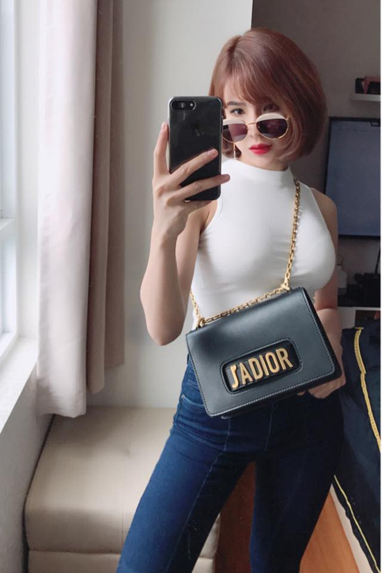 Những chiếc túi đắt tiền là vật không thể thiếu trong bộ sưu tập thời trang của Diệp Lâm Anh. Ảnh: Vietnamnet