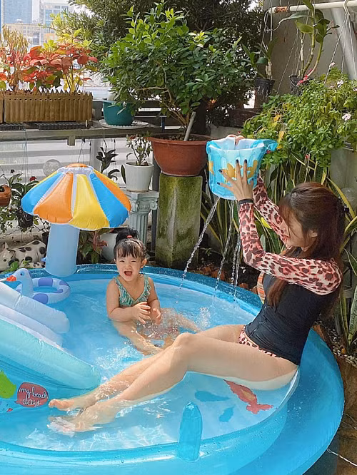 Thời điểm dịch COVID-19, Diệp Lâm Anh mua hồ bơi tại nhà, tạo niềm vui cho con gái. Ảnh: Ngôi sao.