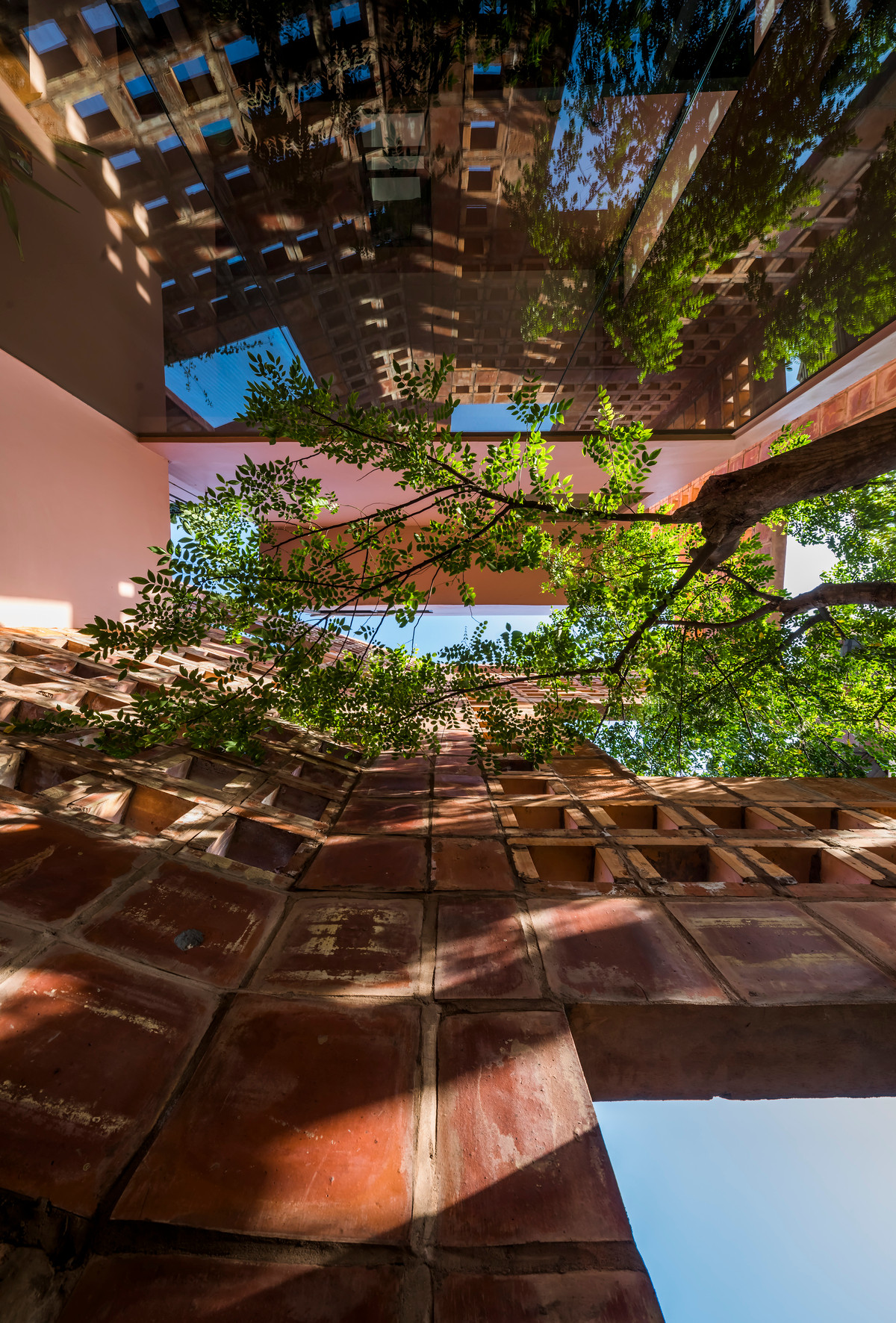 Hệ thống thông gió 3 lớp gồm lớp gạch gốm bên ngoài, không gian cây xanh xen kẽ, và các ô cửa, giúp ngôi nhà thoáng mát vào mùa hè mà không cần hoặc hạn chế tối đa việc sử dụng điều hòa.