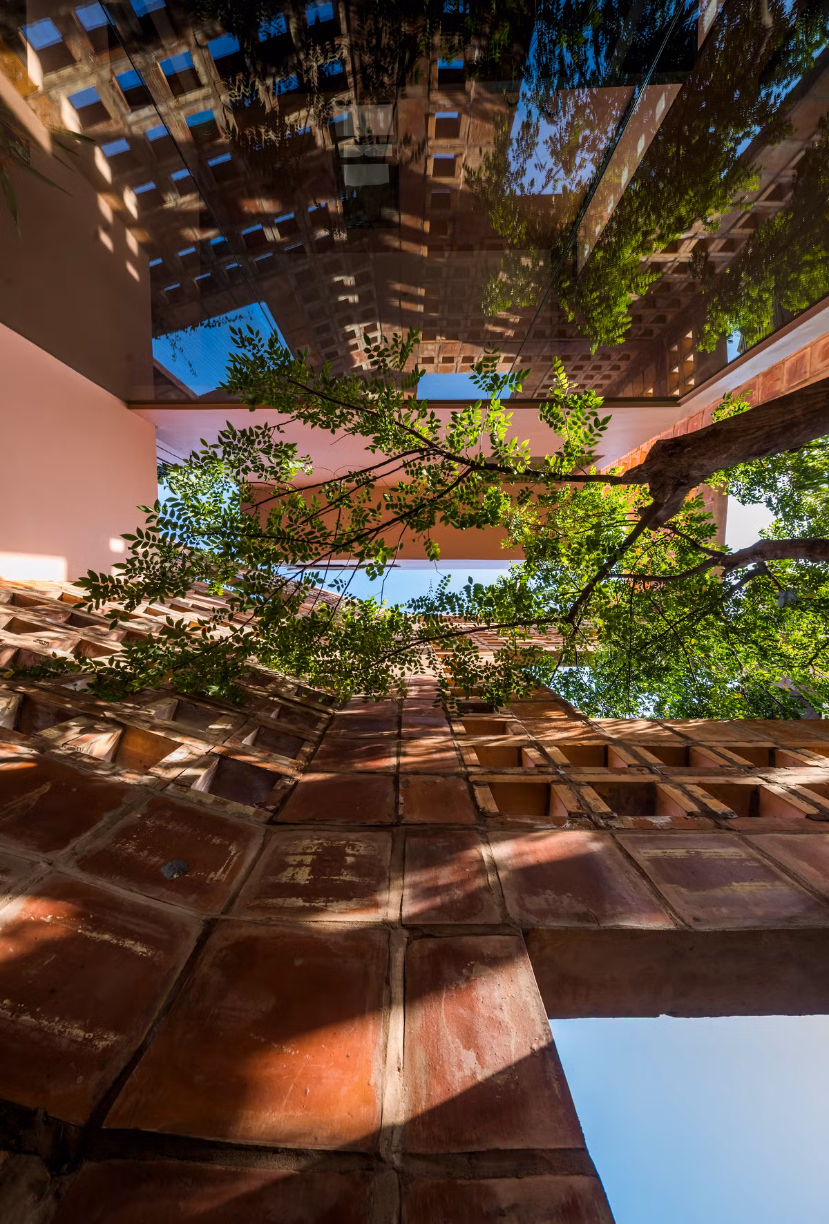 Hệ thống thông gió 3 lớp gồm lớp gạch gốm bên ngoài, không gian cây xanh xen kẽ, và các ô cửa, giúp ngôi nhà thoáng mát vào mùa hè mà không cần hoặc hạn chế tối đa việc sử dụng điều hòa.