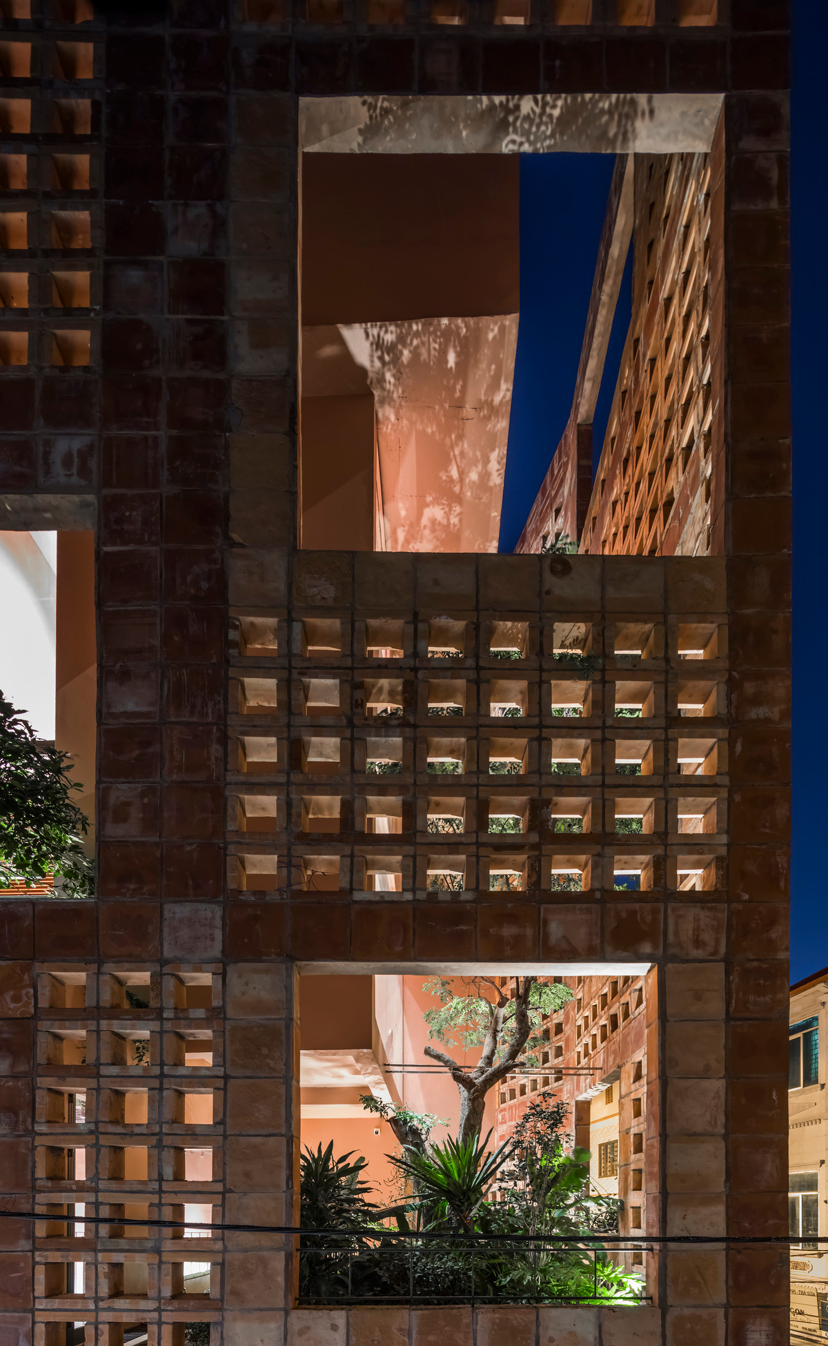 Vật liệu gốm đẹp, độ bền cao, tạo sức nặng, diện mạo và bề mặt mới nhưng vẫn mang nét đặc trưng của địa phương và bối cảnh xung quanh.