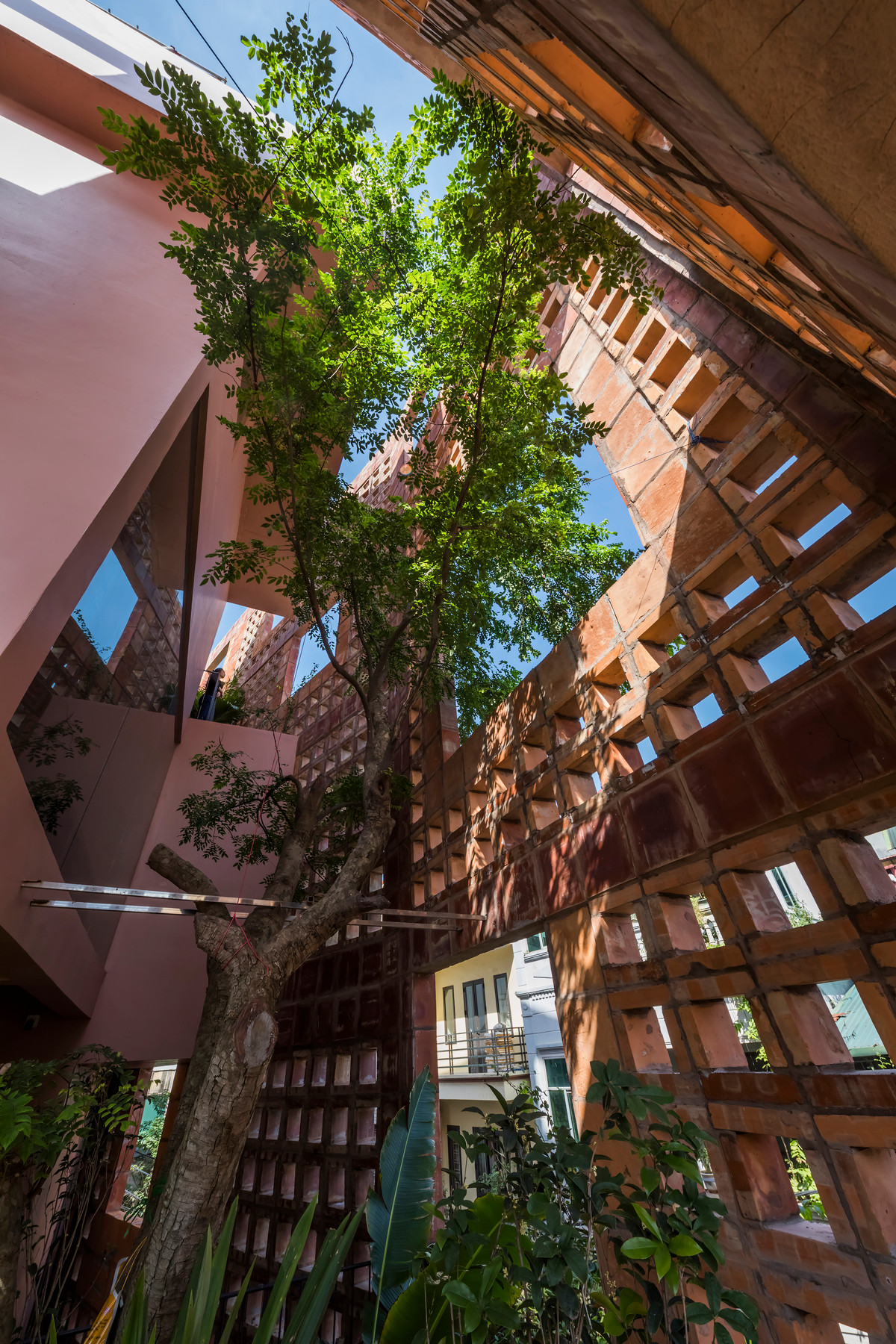 Nhờ cửa kính mà gia chủ có thể bắt trọn được phần thiên nhiên cây xanh bao phủ xung quanh, cảm nhận các hiệu ứng ánh sáng được tạo ra bởi lớp tường gạch gốm phía bên ngoài.