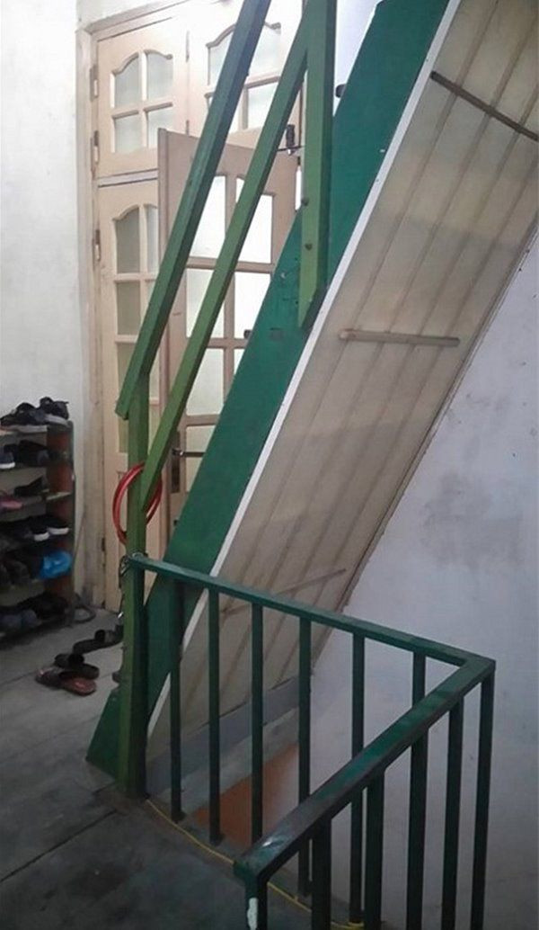 Căn nhà năm trên gác hai của một khu tập thể cũ, có một phòng khách thông với bếp và phòng ăn. Ảnh: Thoidaiplus.giadinhnet.