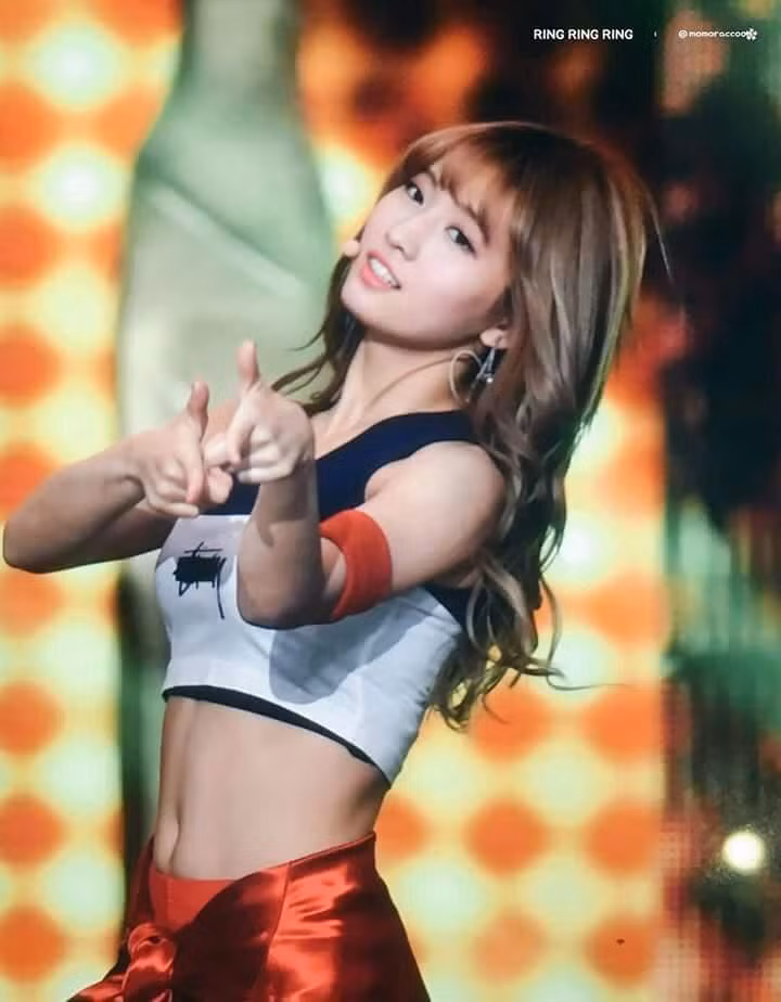 Chính chị cả Nayeon cũng phát hờn khi thấy Momo không phải lo ăn uống kiêng khem giữ dáng, chẳng bao giờ rơi vào cảnh có vòng eo bánh mì hay lộ lớp mỡ bụng khi mặc đồ hở eo hay đồ ôm sát.