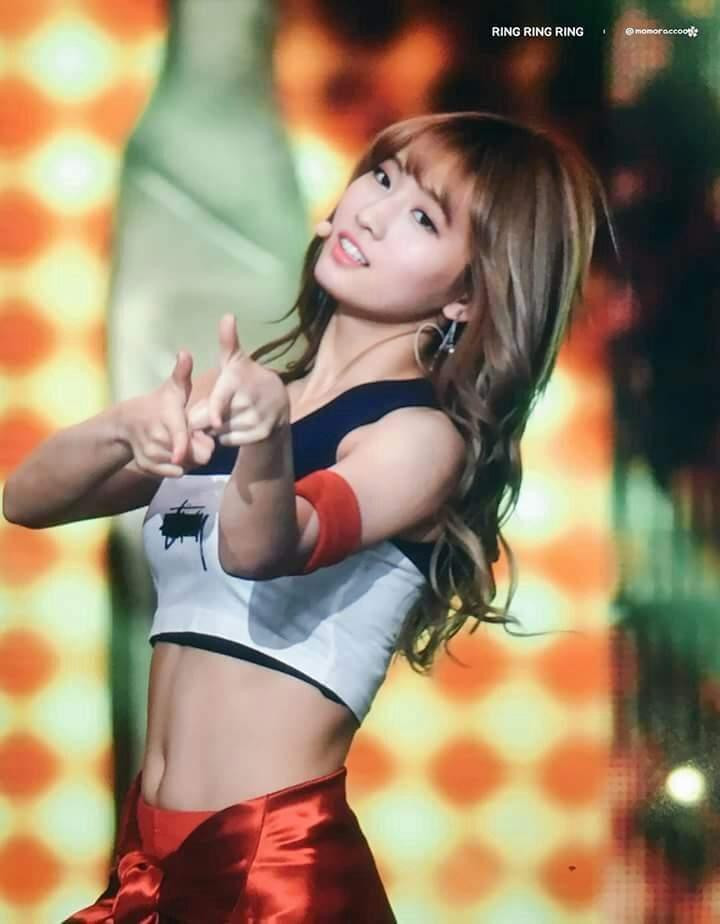 Chính chị cả Nayeon cũng phát hờn khi thấy Momo không phải lo ăn uống kiêng khem giữ dáng, chẳng bao giờ rơi vào cảnh có vòng eo bánh mì hay lộ lớp mỡ bụng khi mặc đồ hở eo hay đồ ôm sát.