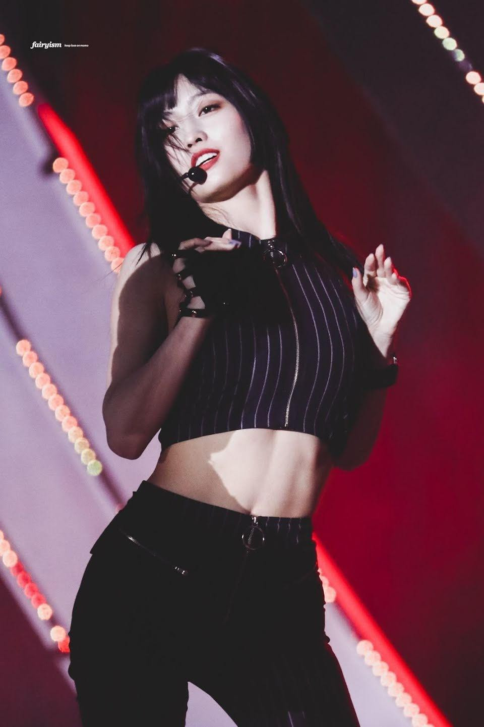 Momo từng kể rằng cô tập nhảy rất chăm chỉ, tập luyện đều đặn hàng ngày nên có được vòng eo lý tưởng như vậy. Cũng nhờ vận động liên tục nên Momo ăn uống khá thoải mái, ăn nhiều so với các nữ idol khác mà chẳng lo bị tăng cân.