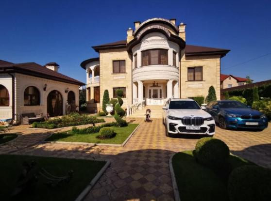 Đó là căn biệt thự bề thế không kém cạnh bất kỳ resort hạng sang nào.