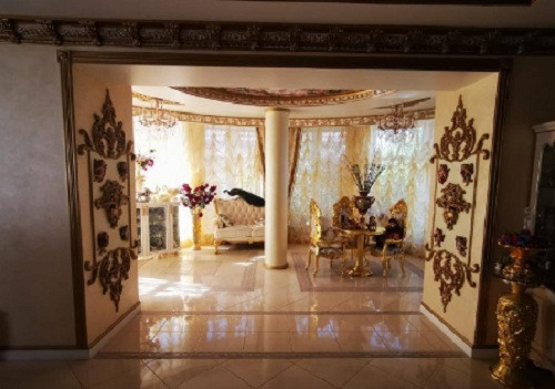 Phòng khách có nhiều chi tiết trang trí nhỏ đều được phủ vàng xa xỉ.