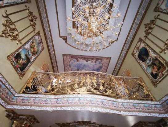 Toàn bộ nội thất biệt thự đều được dát vàng, trần nhà vẽ những bức hình mang hơi hướng nghệ thuật thời kỳ Phục Hưng.