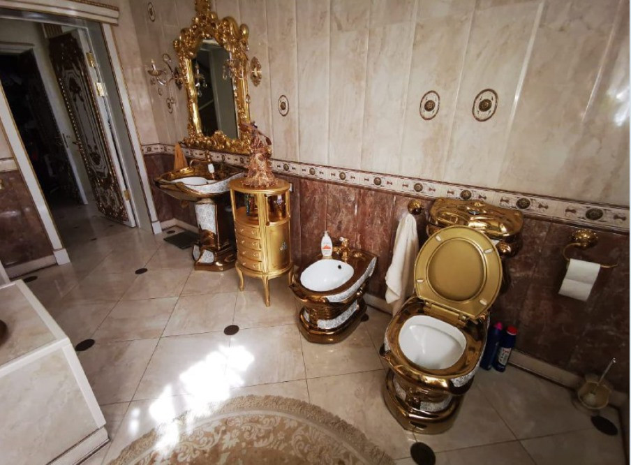 Nổi bật nhất trong dinh thự là chiếc bồn cầu dát vàng ròng xa xỉ.
