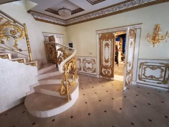 Biệt thự được sơn màu trắng với lối thiết kế bán cổ điển.