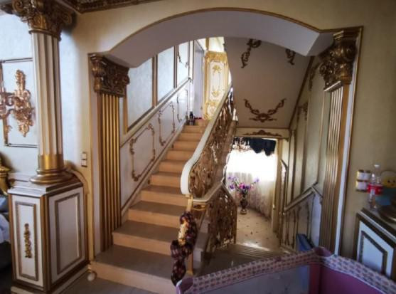 Toàn bộ căn nhà đều lát đá cẩm thạch.