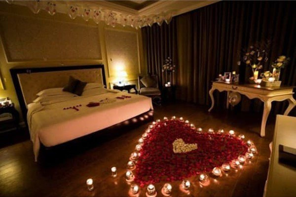 Bùi Tiến Dũng - Khánh Linh là một trong số nhiều sao Việt trang trí căn phòng tân hôn lộng lẫy. Năm ngoái, khi tổ chức đám cưới ở Phú Quốc, Đông Nhi - Ông Cao Thắng trang trí phòng tân hôn ở khách sạn có giá thuê lên tới 21 triệu đồng/đêm.