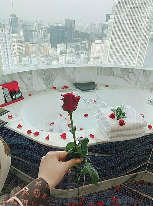 Căn phòng này có giá thuê khá cao với view nhìn hết cả thành phố Sài Gòn.