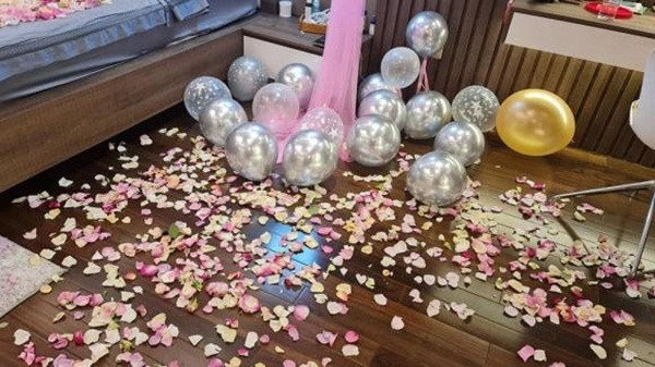 Hoa hồng tươi được rải khắp ngôi nhà, đặc biệt là trên giường ngủ. Nguồn ảnh: FBNV.