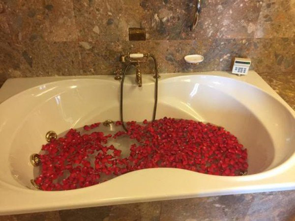 Phòng tân hôn của Đông Nhi - Ông Cao Thắng vô cùng rộng rãi, được trang trí với nến, bóng bay và hoa hồng đỏ xếp thành hình trái tim vô cùng lãng mạn.