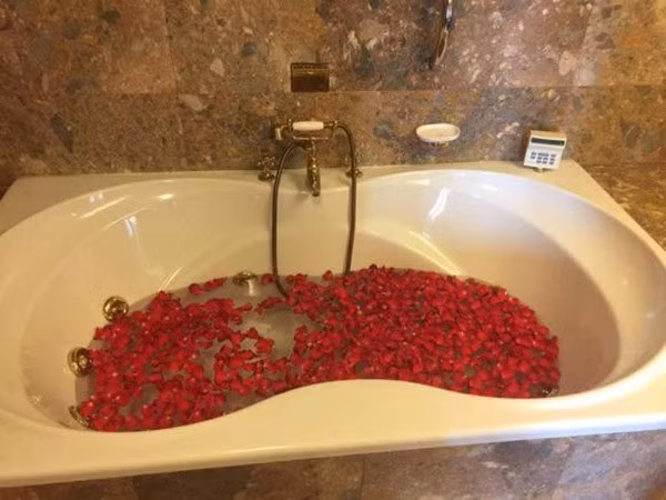 Phòng tân hôn của Đông Nhi - Ông Cao Thắng vô cùng rộng rãi, được trang trí với nến, bóng bay và hoa hồng đỏ xếp thành hình trái tim vô cùng lãng mạn.