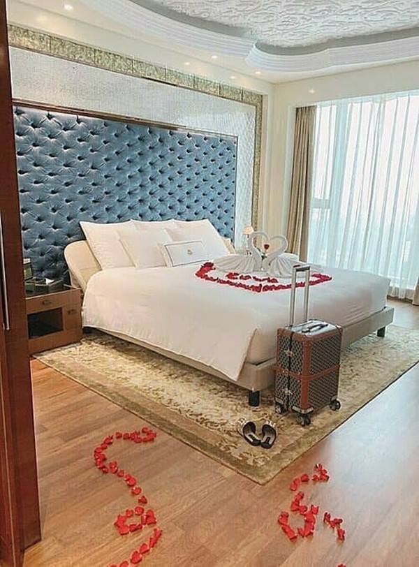 Căn phòng tân hôn của ca sĩ Bảo Thy và ông xã được sắp xếp ngay trong khách sạn 6 sao sang trọng mà cô và chồng lựa chọn để tổ chức tiệc cưới.