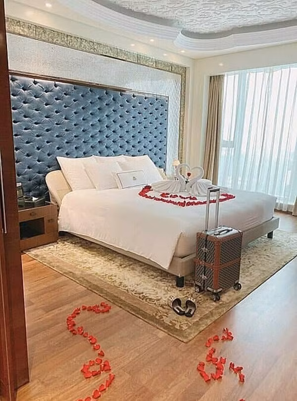 Căn phòng tân hôn của ca sĩ Bảo Thy và ông xã được sắp xếp ngay trong khách sạn 6 sao sang trọng mà cô và chồng lựa chọn để tổ chức tiệc cưới.