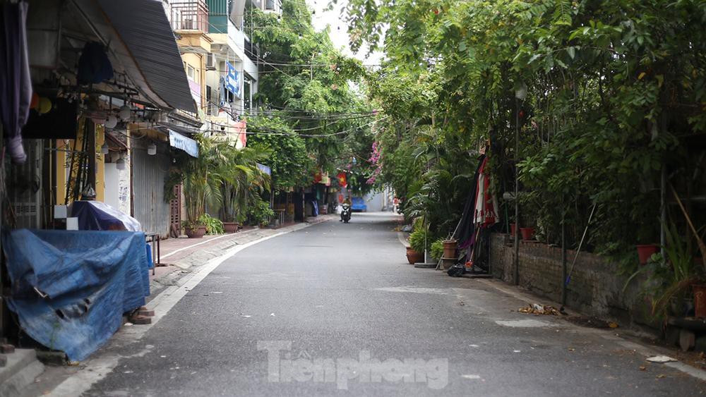 Con đường luôn để chật cứng xe mỗi dịp ngày mùng 1 hay rằm giờ trở nên thông thoáng, sạch sẽ hơn rất nhiều trong đợt giãn cách.