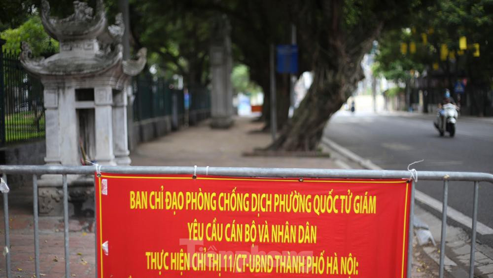 "Trước đây, những ngày này, gia đình tôi bán hàng mã xoay không kịp, giờ thì ngồi cả ngày chẳng thấy ai đến nữa" Bà Yến (chủ hàng hương) chia sẻ.