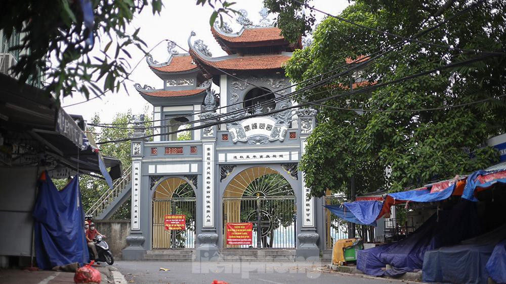 Khu vực Phủ Tây Hồ, đây vẫn được coi là nơi tập trung đi lễ đông đúc nhất vào các dịp mùng 1 hay rằm, nay "đóng cửa cài then" để chống dịch.