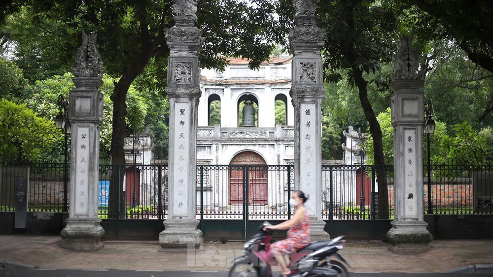 Ghi nhận tại Văn Miếu Quốc Tử Giám, người dân sống xung quanh và đi đường chấp hành nghiêm quy định, không còn cảnh vái vọng xuất hiện trước cổng nữa.