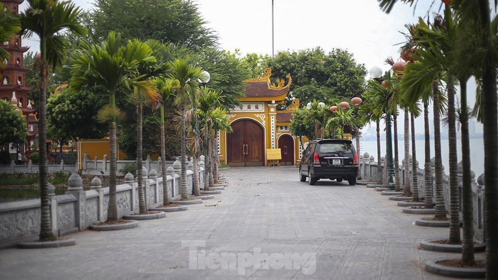 Trước đây vào những ngày này, rất đông người dân ra chùa thả cá, ốc làm lễ phóng sinh tại chùa Trấn Quốc.