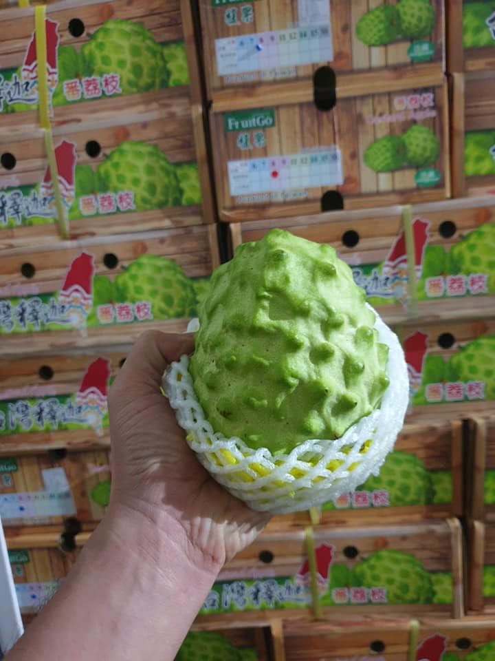 Chị Hà (chủ một cửa hàng hoa quả ở Hà Nội) cho biết, do ảnh hưởng của dịch COVID-19, năm nay na dai Đài Loan rẻ hơn mọi năm từ 30.000 - 50.000 đồng/kg. Ảnh: Facebook.