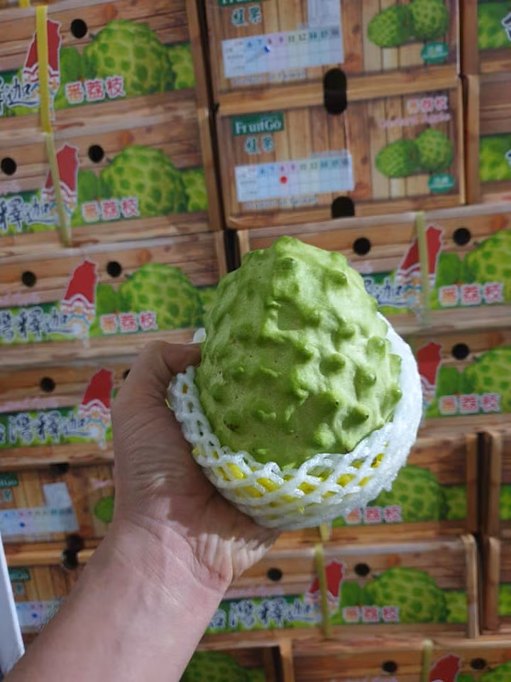 Chị Hà (chủ một cửa hàng hoa quả ở Hà Nội) cho biết, do ảnh hưởng của dịch COVID-19, năm nay na dai Đài Loan rẻ hơn mọi năm từ 30.000 - 50.000 đồng/kg. Ảnh: Facebook.