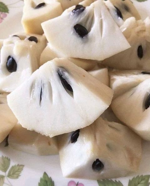 Nói về mức chênh lệch giá này, cô Giang cho rằng na Đài loại rẻ hơn không phải hàng loại 1, mẫu mã và chất lượng cũng kém hơn. Hơn nữa, để mua được giá rẻ, khách phải mua cả thùng (từ 5-6kg). Ảnh: Facebook.