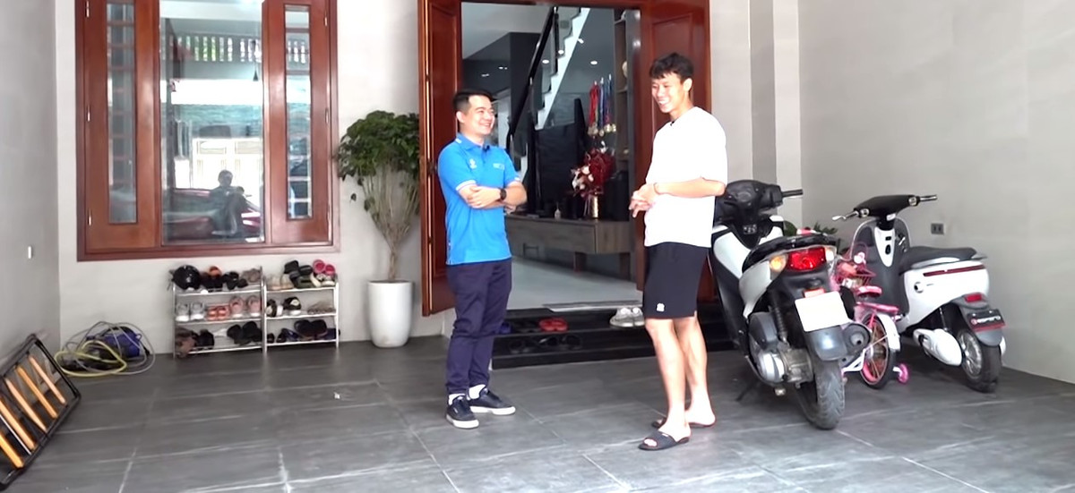 Tầng 1 là sân và phòng khách. Tầng 2 là 2 phòng ngủ và chỗ nghỉ ngơi. Tầng 3 là phòng thờ, 1 phòng nhỏ để thư giãn và sân thượng. Ảnh: Teb Trần TV