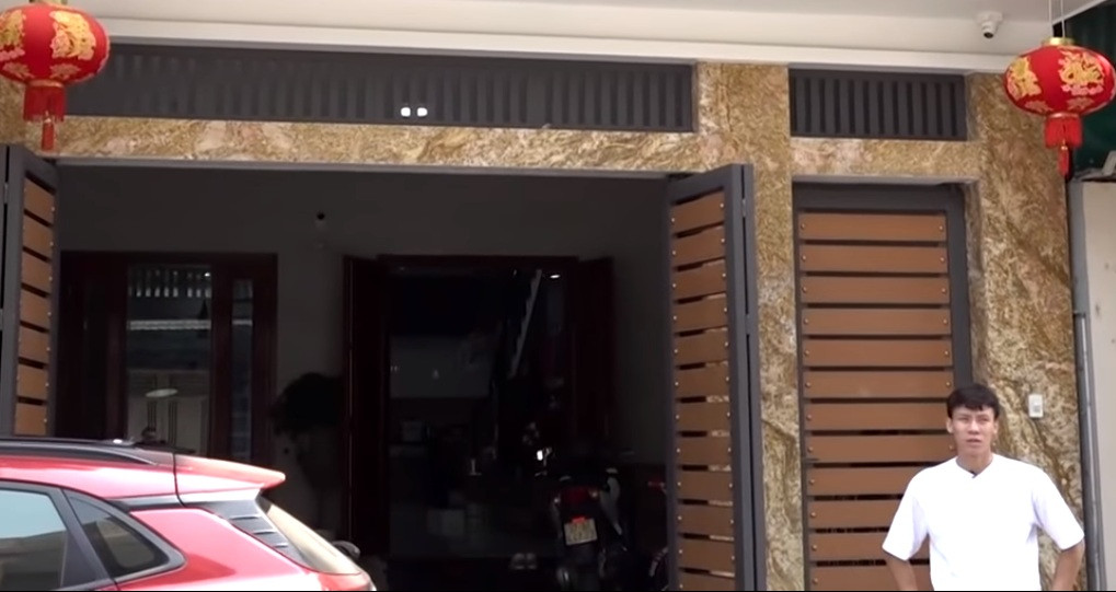 Căn nhà của Quế Ngọc Hải được xây dựng trên nền đất rộng hơn 100m2, thiết kế rộng rãi, có ba tầng. Ảnh: Teb Trần TV