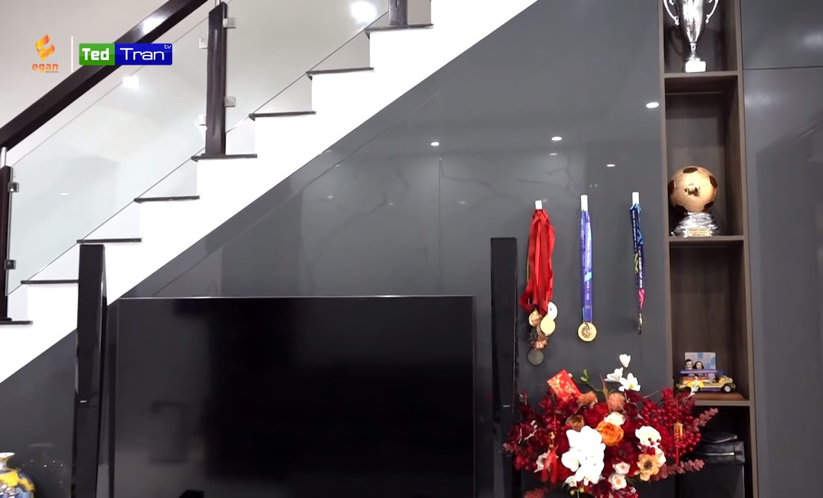 Cạnh đó là tủ treo huy chương, khen thưởng của Quế Ngọc Hải trong sự nghiệp bóng đá. Ảnh: Teb Trần TV