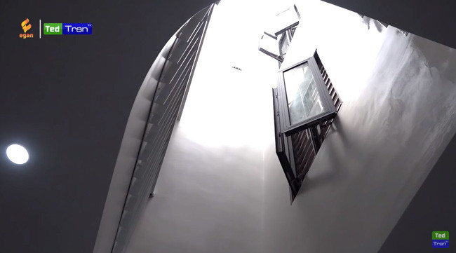 Trong nhà có giếng trời giúp không gian luôn mở, lấy ánh sáng tự nhiên tối đa. Ảnh: Teb Trần TV