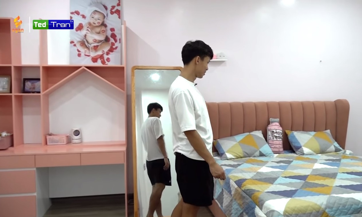 Phòng con gái Sunny nổi bật với tủ và giường màu hồng. Ảnh: Teb Trần TV