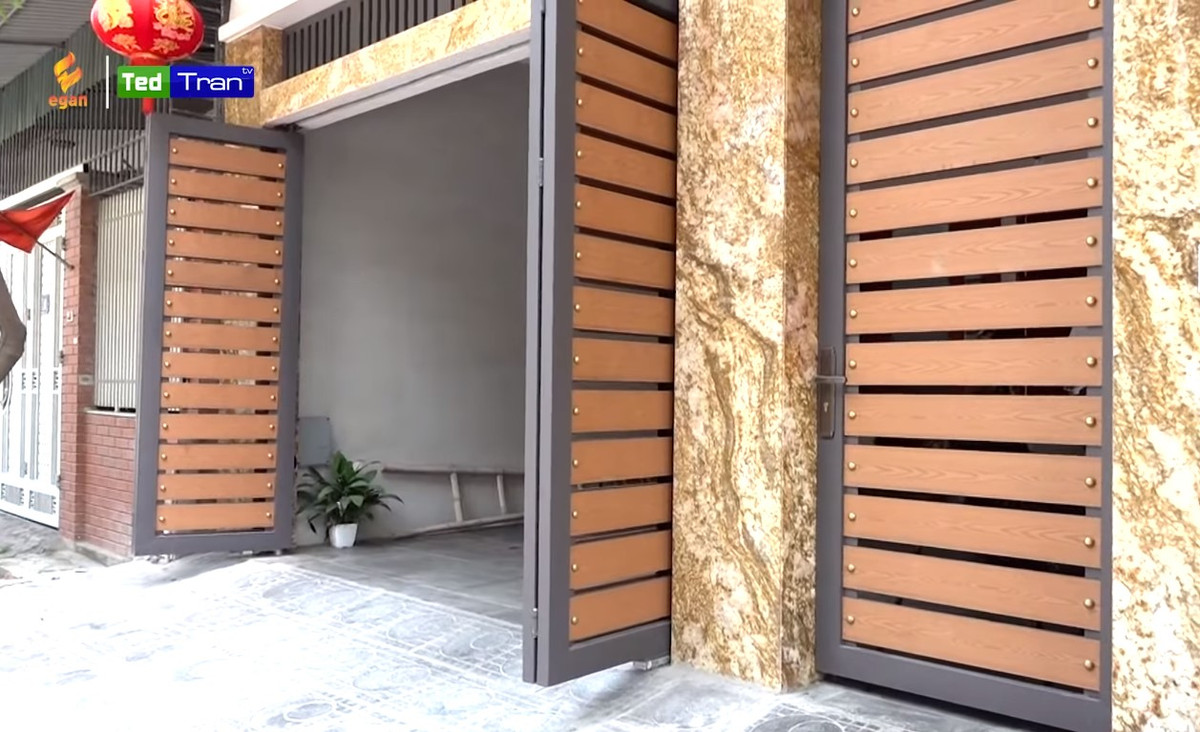 Giá trị đất và chi phí hoàn thiện ngôi nhà ước tính vài tỷ đồng. Đây là thành quả mà trung vệ xứ Nghệ cùng bà xã có được sau một thời gian làm việc chăm chỉ. Ảnh: Teb Trần TV